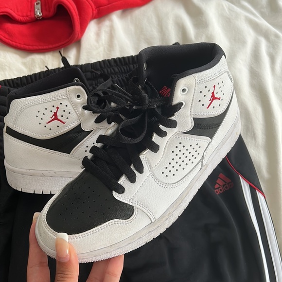 Kids Jordan’s - Picture 2 of 2